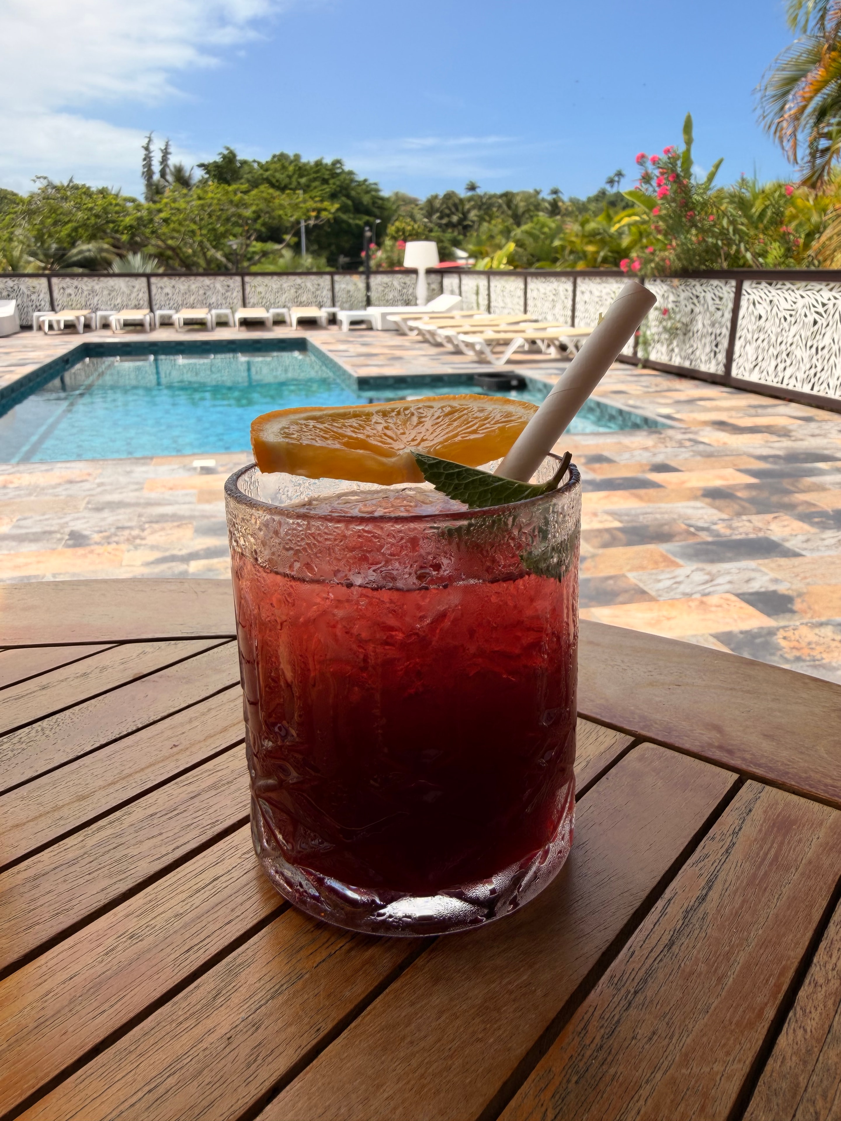 Cocktail rouge servi au bord de la piscine de Villa Zampa
