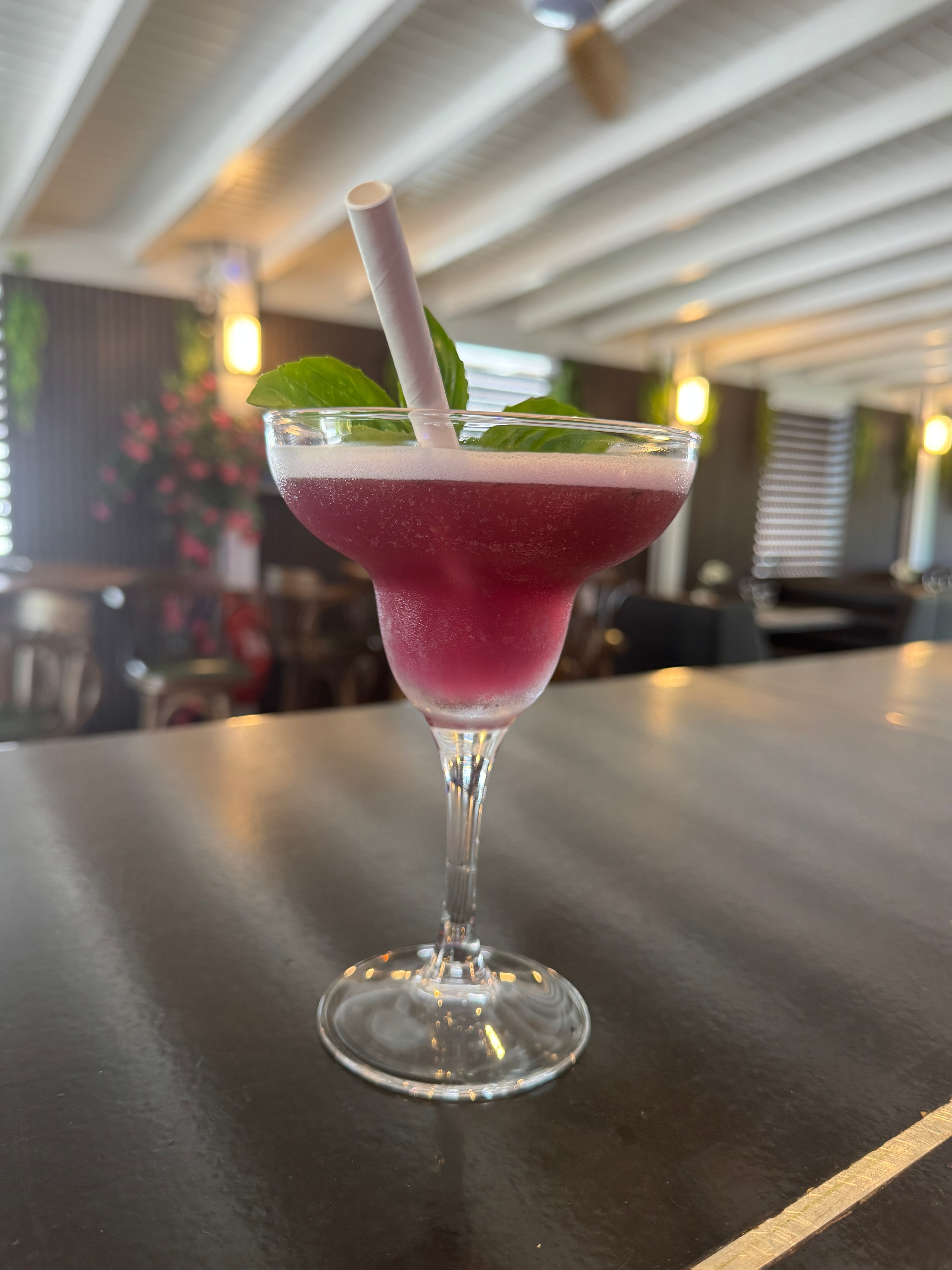 Cocktail rose à la menthe servi au bar