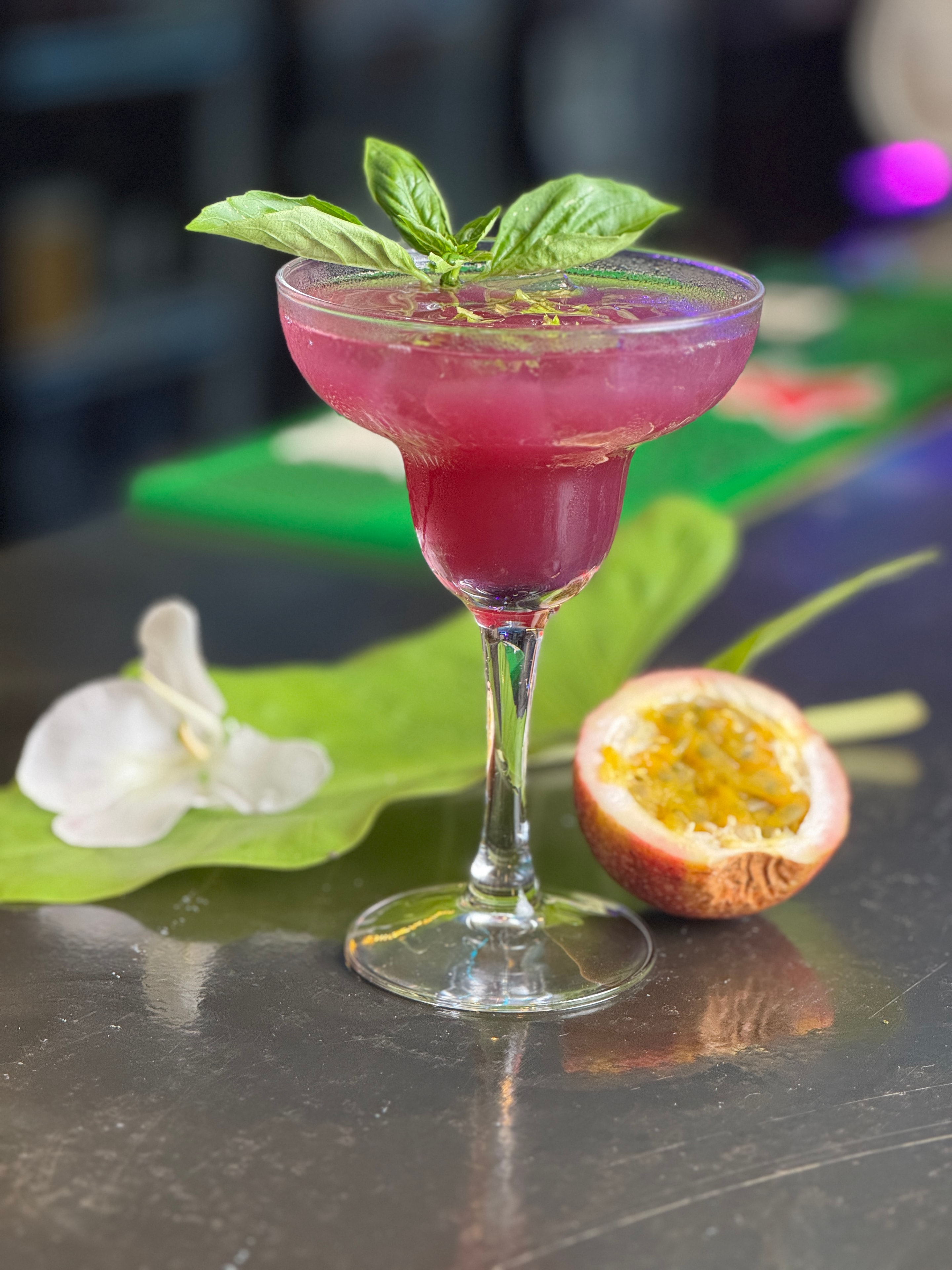 Cocktail rose au fruit de la passion et basilic
