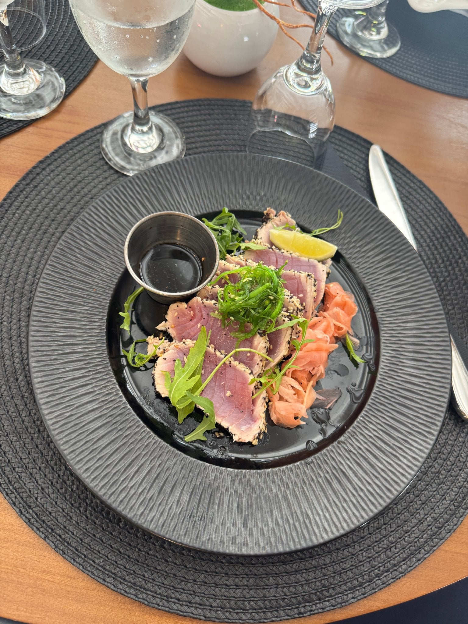 Tataki de thon frais au sésame, sauce soja et gingembre — spécialité Villa Zampa