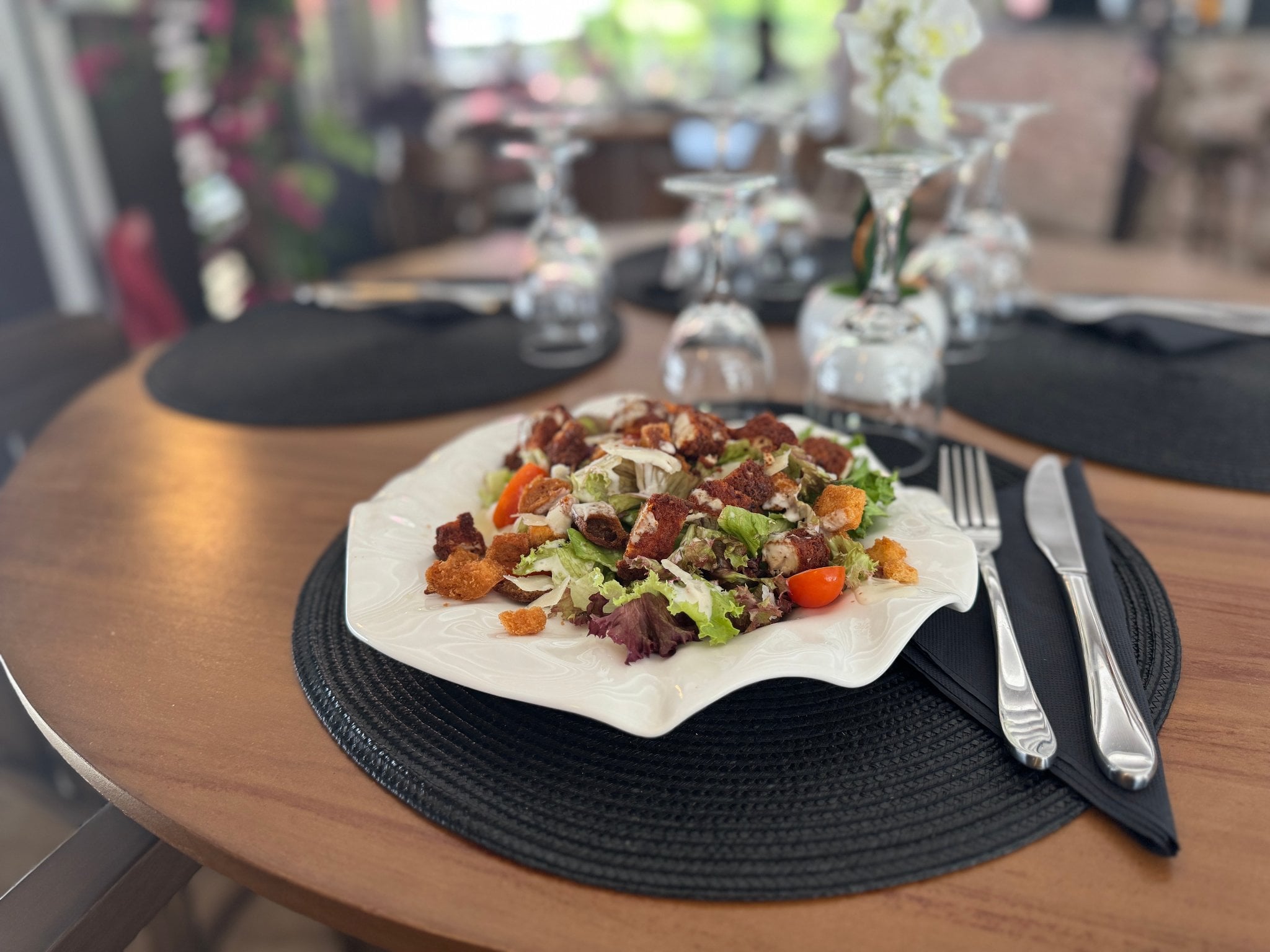 Salade fraîche au poulet croustillant, sauce césar et parmesan — Villa Zampa