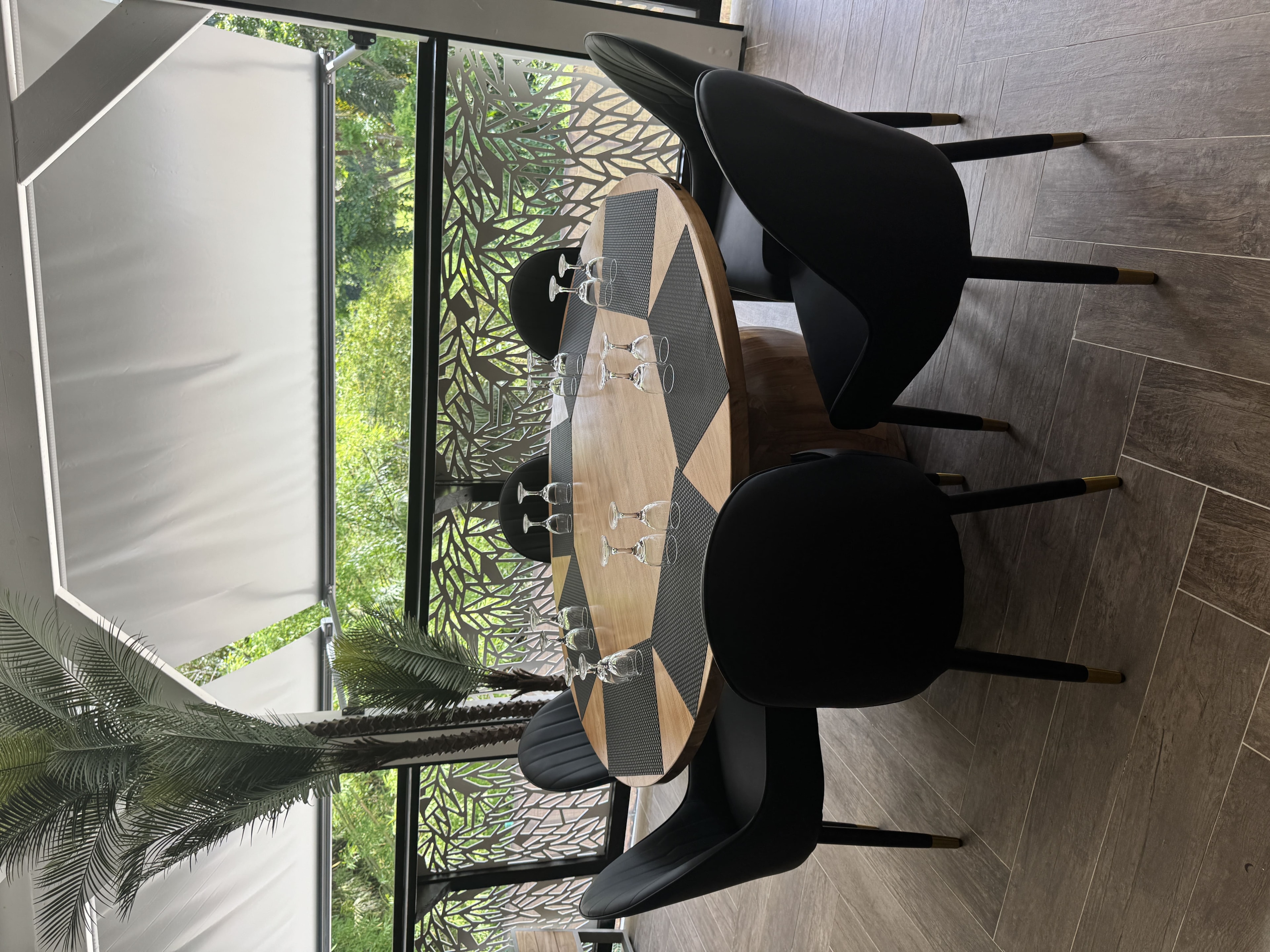 Tables rondes Villa Zampa