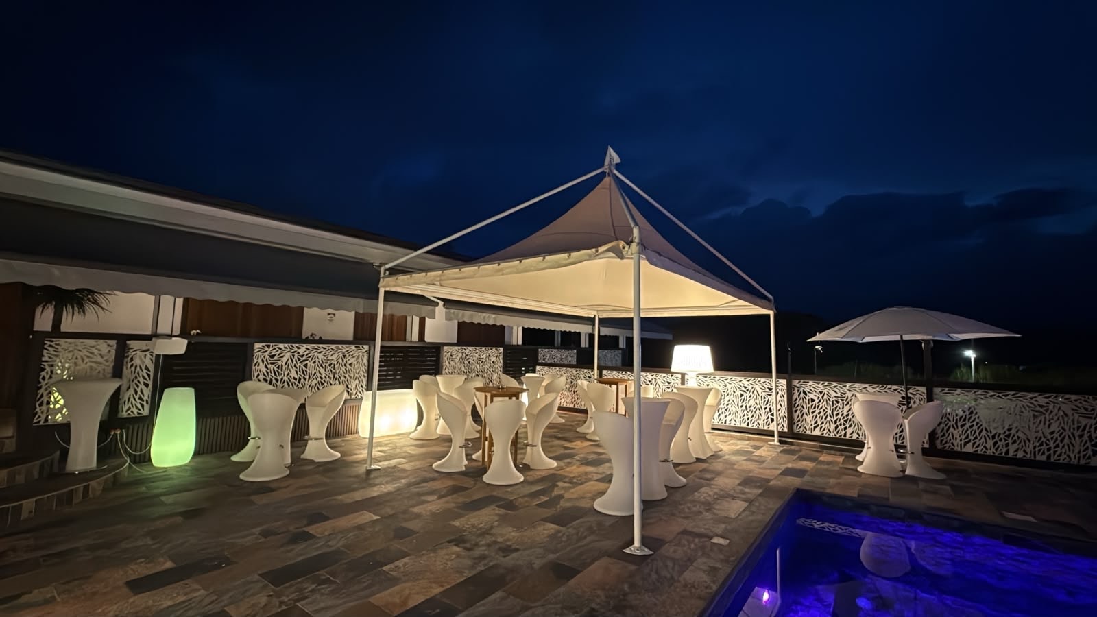 Piscine de Villa Zampa en soirée à Baie-Mahault, Guadeloupe